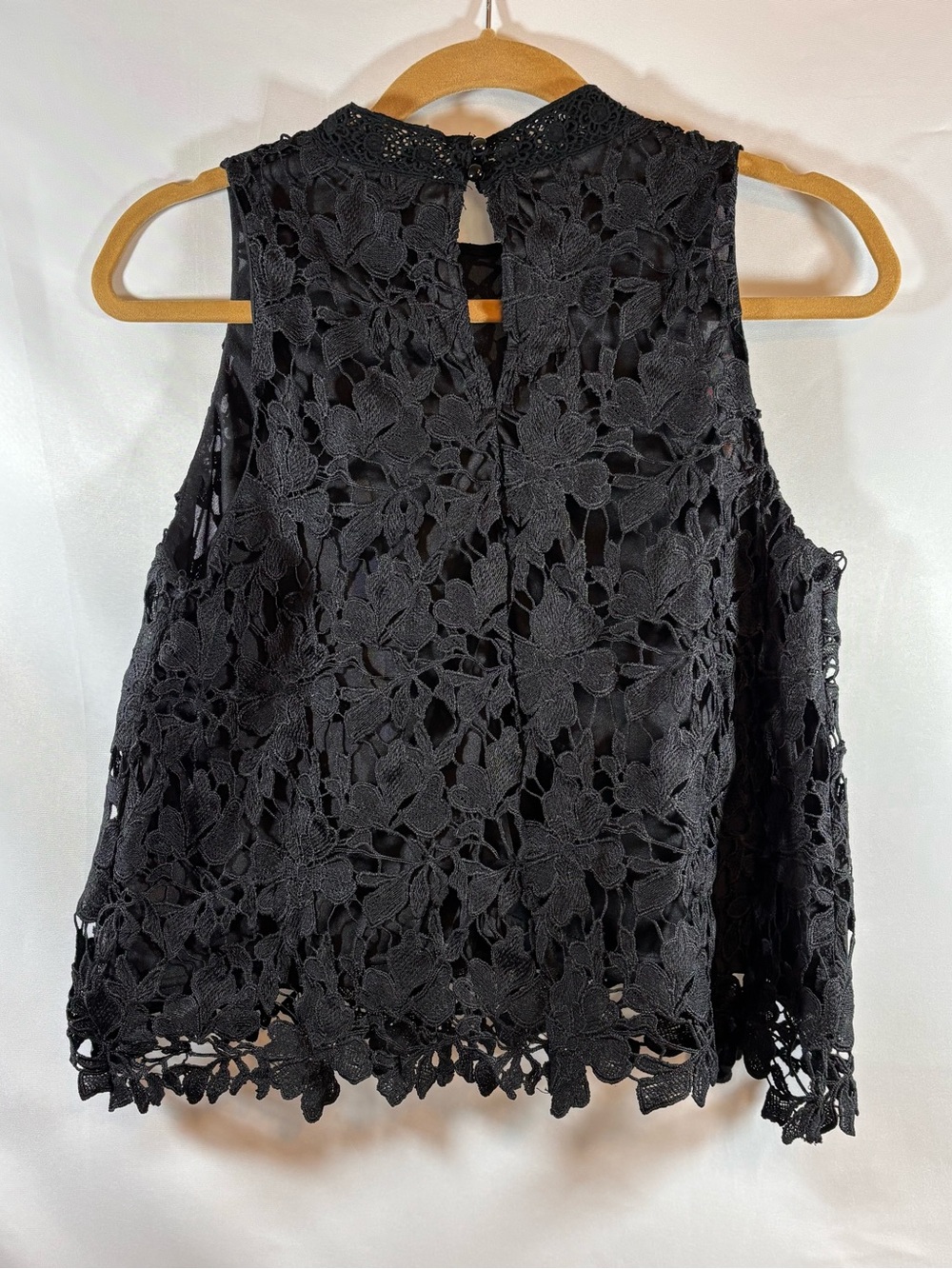 She + Sky Black Floral Lace crochet Sleeveless tank top NWT women’s M - Picture 3 of 4
